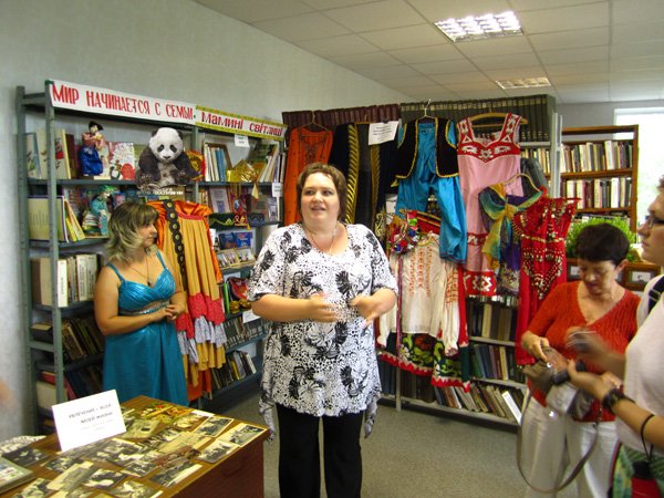 Библиотека и выставка одежды