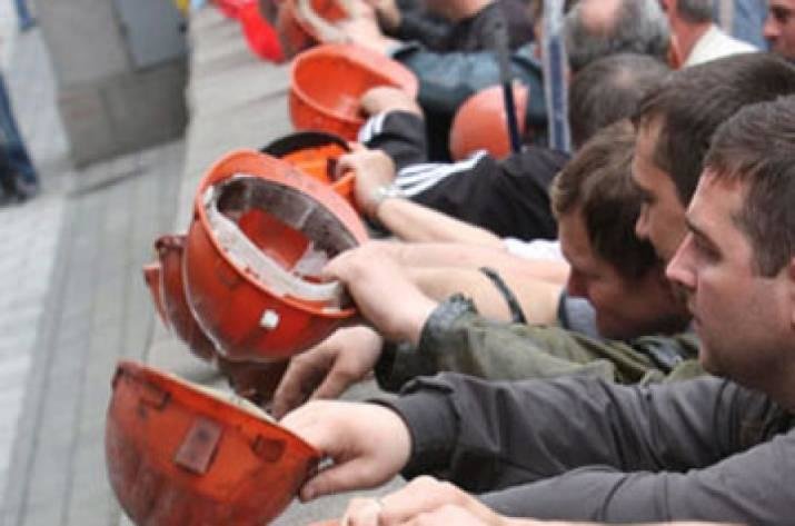 В Горловке увольняют горняков из-за прогулов на неработающих шахт В Горловке увольняют горняков из-за прогулов на неработающих шахт