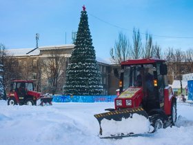 Расчистка снежных завалов, которые образовались минувшей ночью