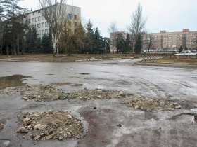 Люди самостоятельно засыпают ямы на дорогах строительным мусором