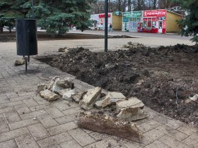 На площади Победы часть бордюрных плит уже демонтировали