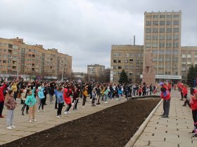Сегодня около тысячи горловчан разных возрастов вышли на площадь Ленина