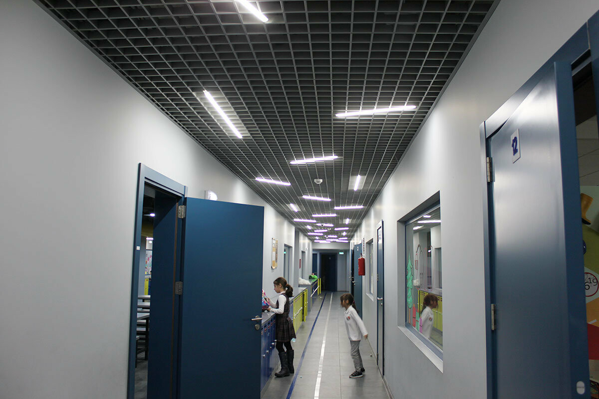 Подвесной потолок классический грильято KRAFT RAL9005 ячейка 75х75 мм в интерьере школы