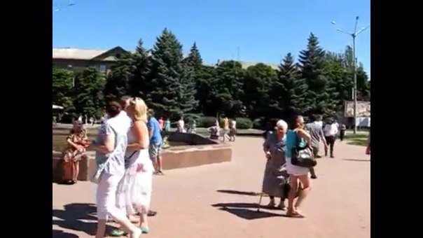 Обнищавшая ярмарка: В Горловке вместо традиционной ярмарки товаров, основным «угощением» стали девушки модели (фото) - фото 1